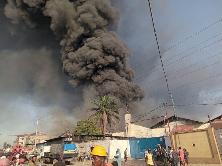 Kinshasa : l’usine de produits en plastique Plastico Do Sol consumée par un incendie de grande ampleur