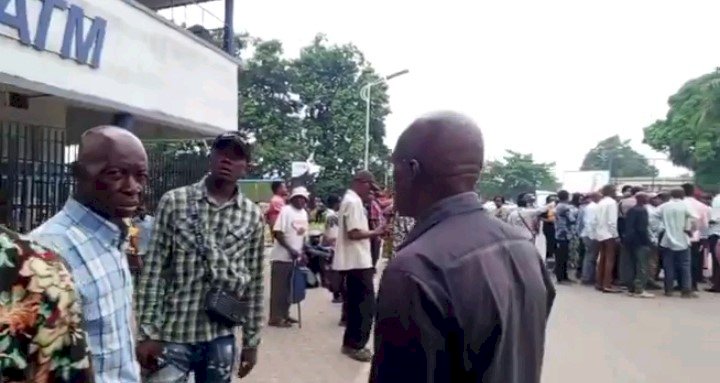 Kisangani : les fonctionnaires réclament leur salaire du mois de février devant First Bank