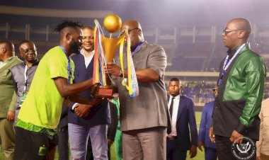 Félix Tshisekedi remet le trophée de la Coupe du Congo
