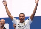Football : Kylian Mbappé présenté devant 80 mille supporters du Real Madrid 