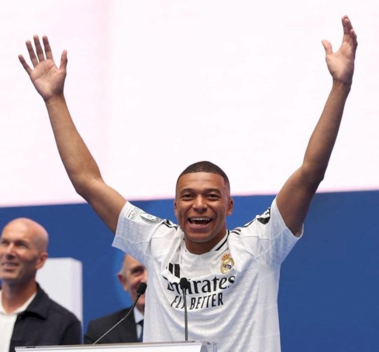 Football : Kylian Mbappé présenté devant 80 mille supporters du Real Madrid 