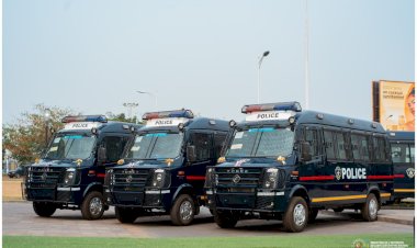 Kinshasa : La police acquiert des bus anti-émeutes et des motos